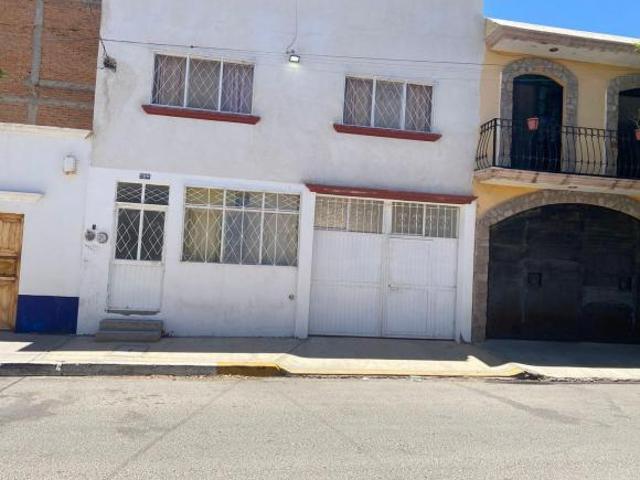 Casa en venta de dos plantas en colonia Santa Maria 4