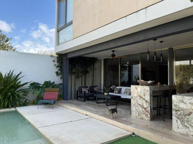 Casa en venta de lujo y equipada en Privada Moravia, Temozón Norte