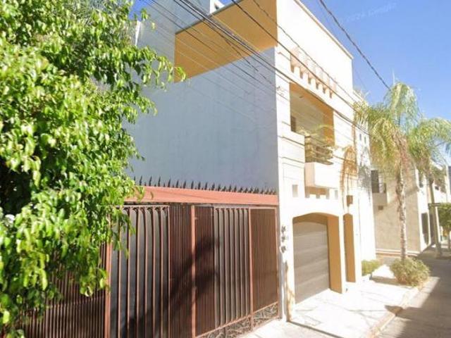 Casa En Venta de Recuperación Bancaria, Barrio de Guadalupe, Aguascalientes, Ags. Mexico. ADE
