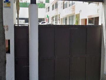 Casa En Venta De Recuperación Bancaria. En Tlalpan, México Ayrt