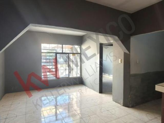 CASA EN VENTA DE UN PISO
