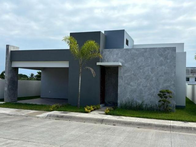 CASA EN VENTA DE UN PISO EN BOCA DEL RIO