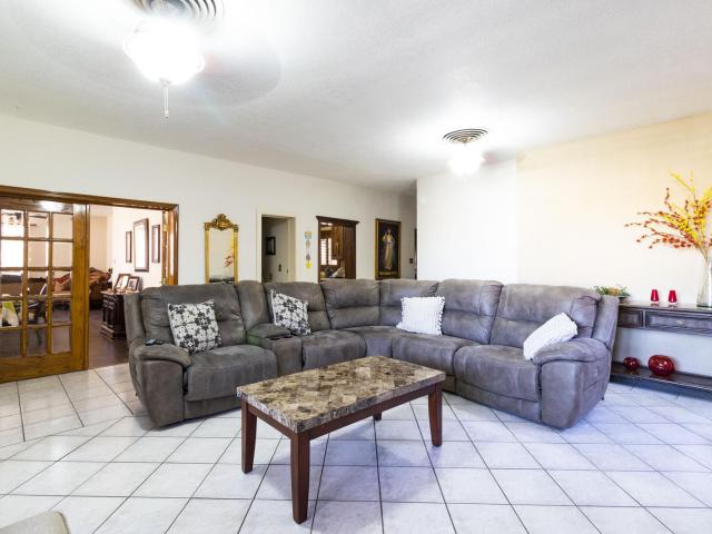 Casa en venta de una planta en Los Nogales por Avenida de La Raza