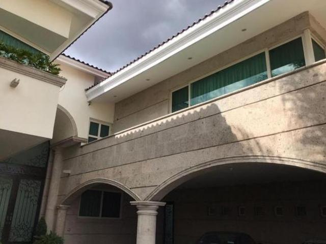 CUMBRES DEL CAMPESTRE CASA VENTA DE 1020 M2 EN 4 RECAMARAS CON BAÑO Y VESTIDOR COCHERA 4 AUTOS