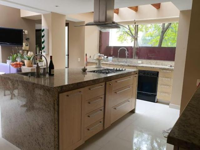 Casa en venta de 2 niveles en Paseo de las Lomas, Santa Fe, Alcaldia Alvaro Obregon CDMX
