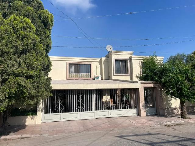 Casa en Venta de 2 Plantas con Recámara en Planta Baja en Saltillo