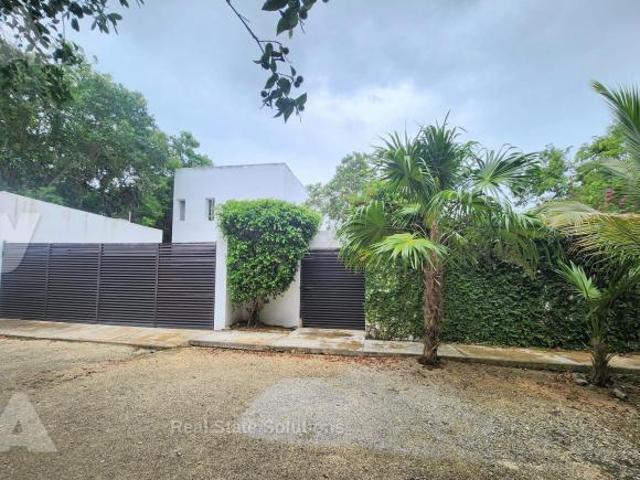 Casa en Venta de 2 Recámaras, Estudio TV, Piscina, SM 307, Doctores, Cancún