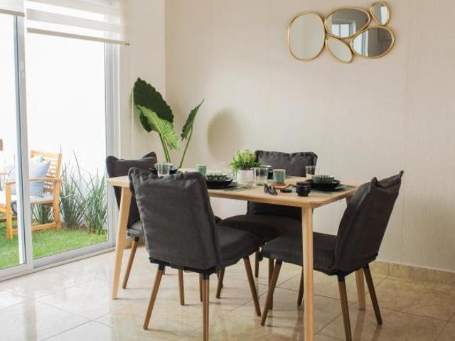 Casa en venta de 3 habitaciones, sala de TV y jardín en fraccionamiento por Plaza San Diego Puebla
