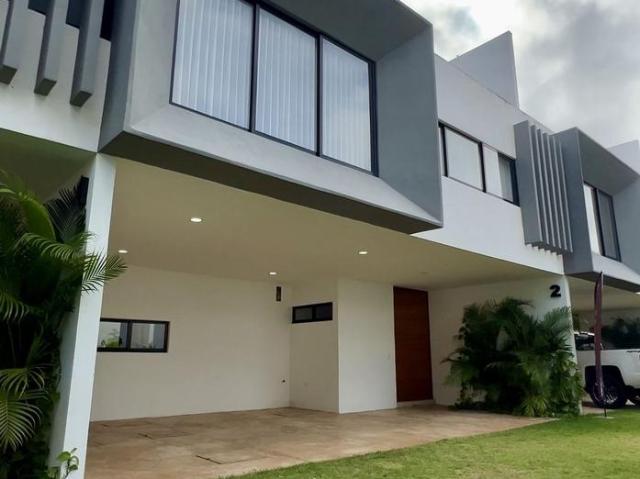 CASA EN VENTA DE 3 NIVELES EN BENITO JU?REZ NORTE, ENTREGA INMEDIATA