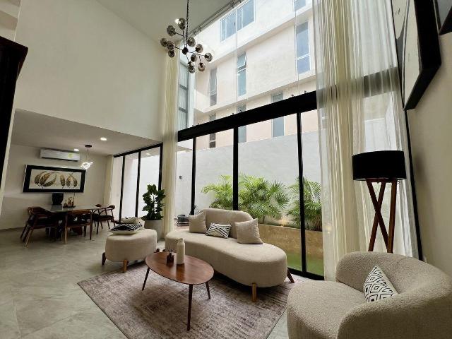 CASA EN VENTA DE 3 NIVELES EN BENITO JU?REZ NORTE, ENTREGA INMEDIATA