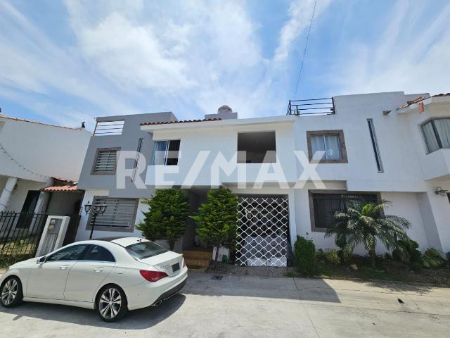 Casa en venta de 3 niveles en Flamingos