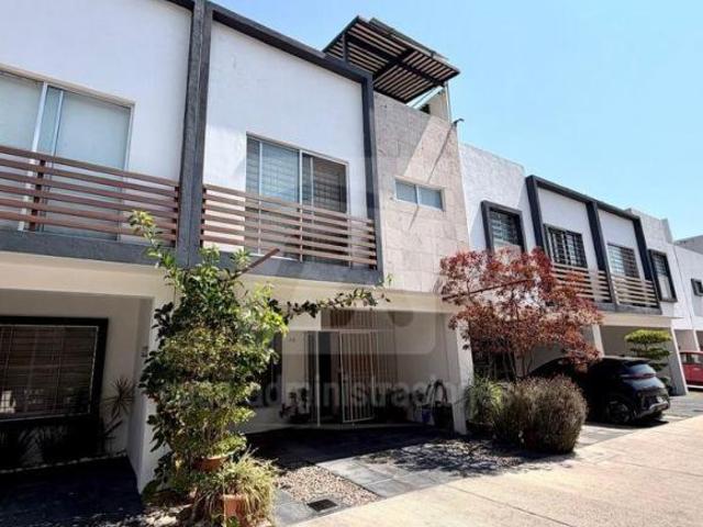 CASA EN VENTA DE 3 NIVELES EN FRACC. TRENTO RESIDENCIAL