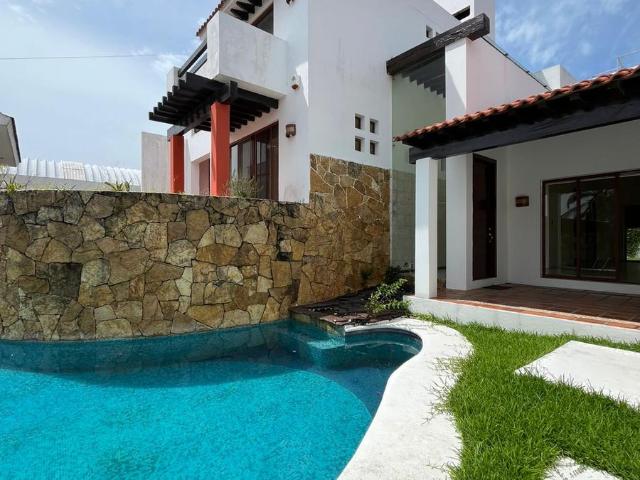 Casa en Venta de 3 pisos con alberca. Riviera Veracruz