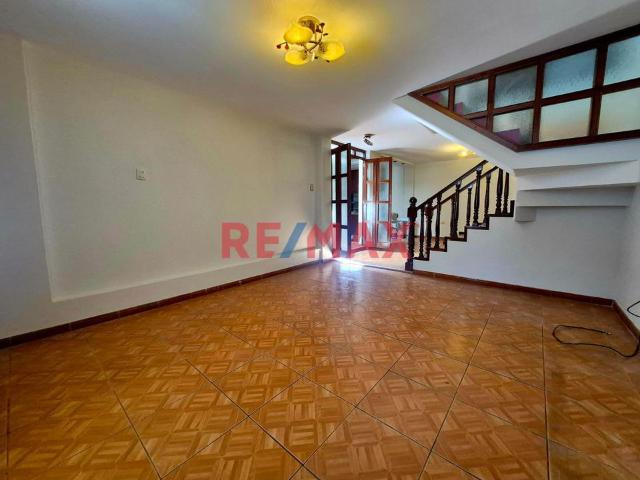 Casa En Venta De 3 Pisos Con 4 Habitaciones Y Cochera Techada