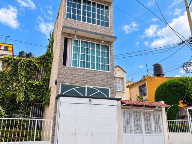 Casa en venta de 3 pisos, se aceptan créditos PRECIO NEGOCIABLE