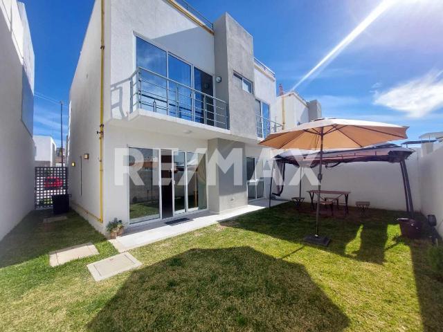 Casa en Venta de 3 Recámaras con Vista al Mar en Zona Residencial