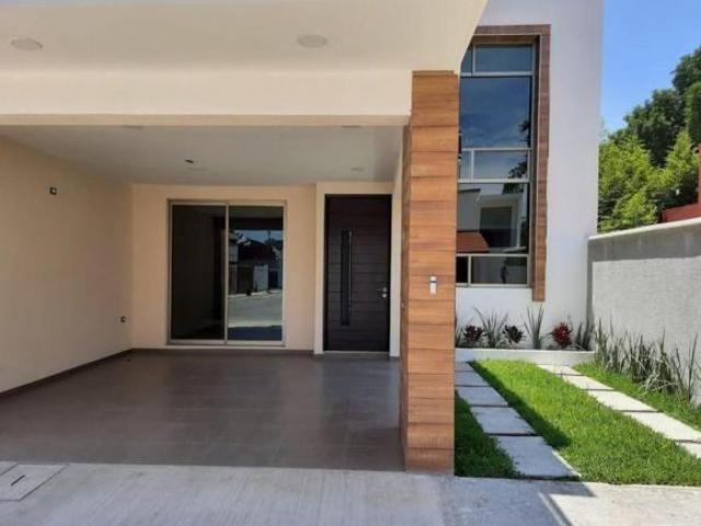 Casa en Venta de 3 Recámaras con Amplio Patio Privado y Cochera para 2 Autos