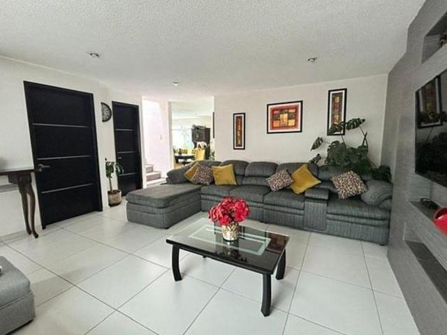 Casa en venta de 3 recámaras con jardín en San Mateo Atenco