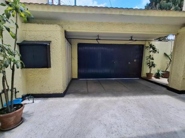 Casa en Venta de 404 m² de Construcción con Jardín y Estacionamiento para 4 Autos