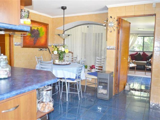 CASA EN VENTA DE 4 DORM. TERRENO 5.000 MT2,EN COLINA