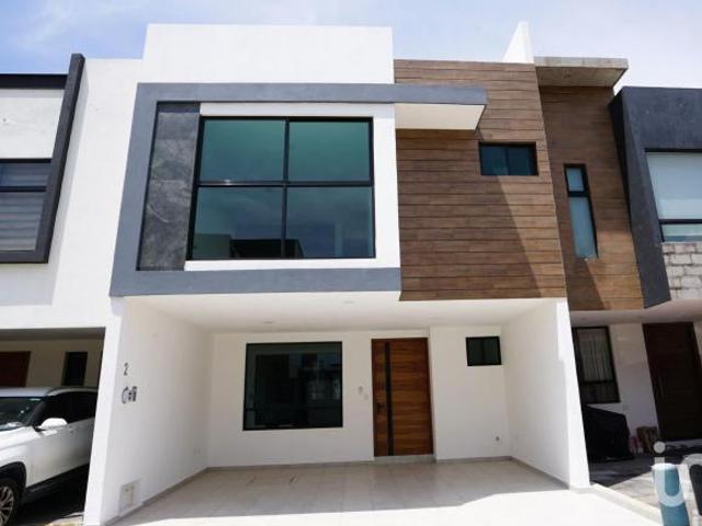 CASA EN VENTA DE 4 HAB + ROOF GARDEN | HAB PLANTA BAJA | ZONA SAN PEDRO CHOLULA