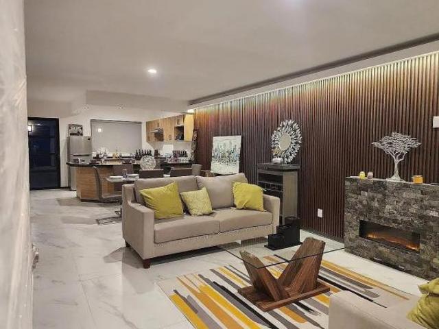 Casa en venta de 4 hab y 4.5 baños en zona Tejeda