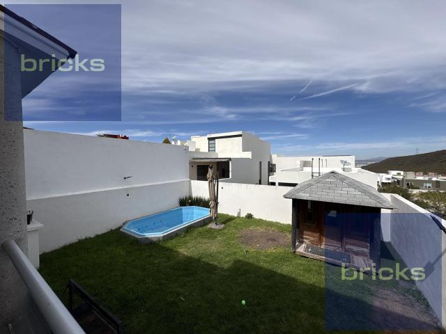 Casa en Venta de 4 recamaras con alberca, Cumbres del Cimatario a 5 minutos hospital Angeles