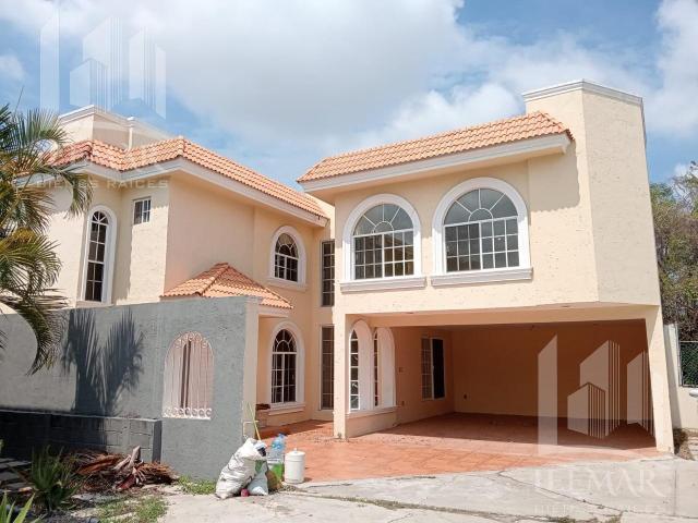 Casa en Venta de 4 recamaras en Col. Lomas de Rosales
