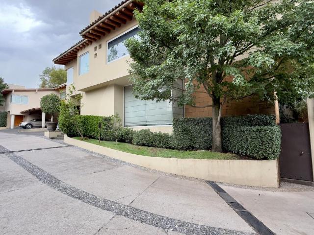 Gran Oportunidad!Casa en Venta de 4 Recamaras en Lomas de vista Hermosa