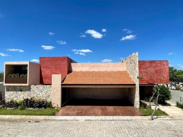 Casa en Venta de 4 recámaras en Privada en Temozón Norte