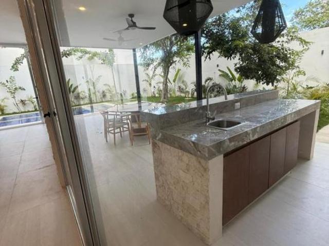 Casa en Venta de 4 recámaras en Privada en Xcanatun