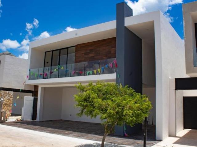 Casa en Venta de 4 recámaras y alberca en Privada con amenidades en Cholul