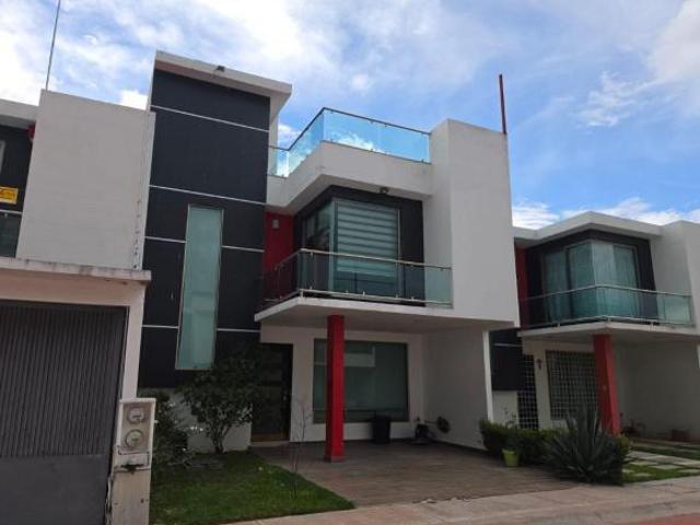 Casa en venta de 4 recamaras y roof garden en privada pequeña al sur de Pachuca