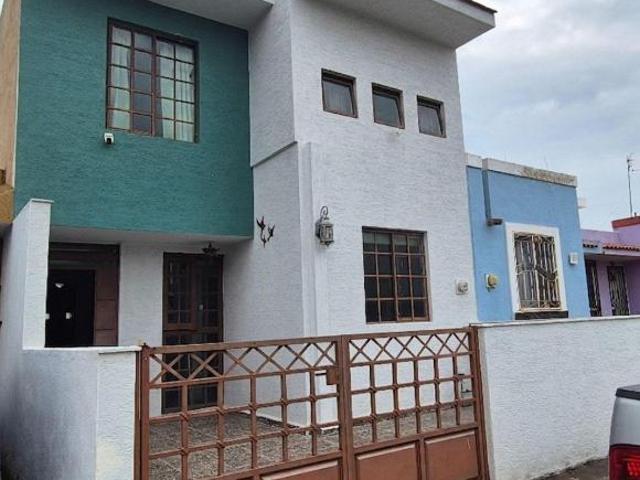 Casa en Venta de 4 recámaras, Zona Colotlán