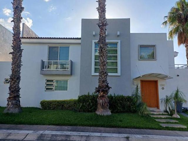CASA EN VENTA DENTRO DE COTO EN JARDÍN REAL, ZAPOPAN