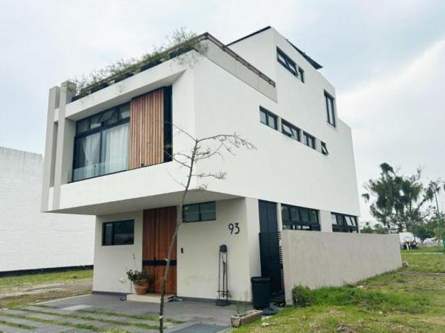 Casa en venta dentro de coto en Parques vallarta, Solares Zapopan