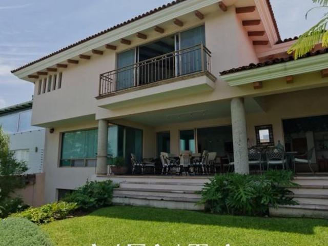 Casa en Venta dentro de Coto 1 Loma Real