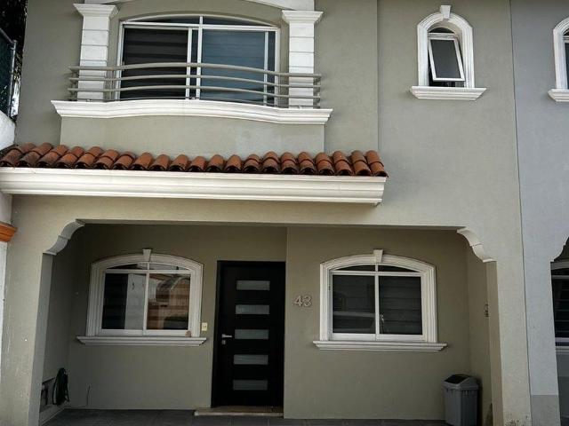 Casa en venta dentro de Coto