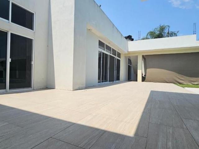 CASA EN VENTA, DENTRO DE FRACC. LAS FINCAS EN JIUTEPEC, MOR. CON ALBERCA, JARDIN Y VIGILANCIA