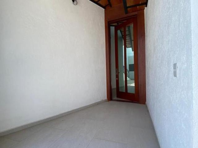 CASA EN VENTA DENTRO DE FRACC. SUMIYA EN JIUTEPEC, MOR. CON VIGILANCIA