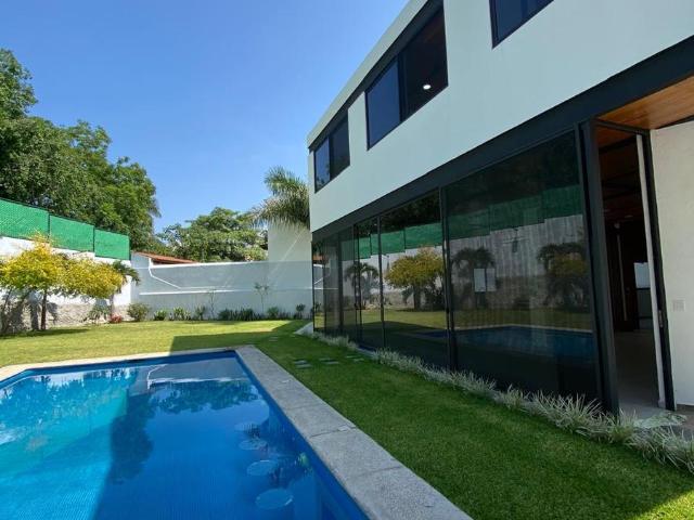 CASA EN VENTA DENTRO DE FRACC. SUMIYA EN JIUTEPEC, MOR. CON VIGILANCIA