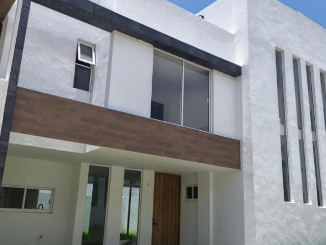 Casa en venta dentro de fraccionamiento en san pedro cholula puebla
