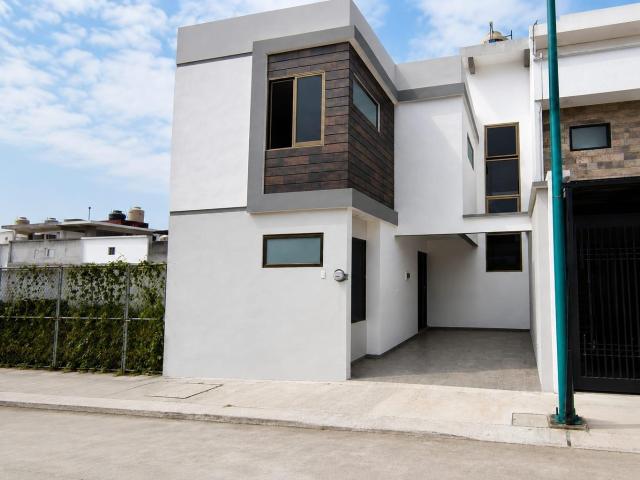 CASA EN VENTA DENTRO DE FRACCIONAMIENTO PRIVADO ZONA FEMSA EN COATEPEC VERACRUZ