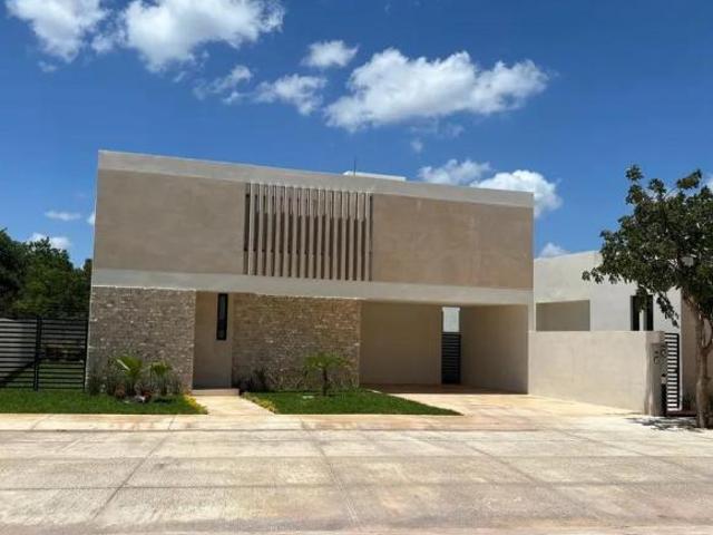 casa en venta dentro de privada con amenidades al norte de merida