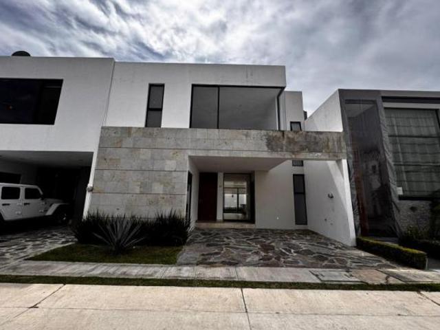 Casa en Venta dentro del Coto Seneca, No. 52, El Campestre Residencial, CP.45221 en Zapopan, Jal