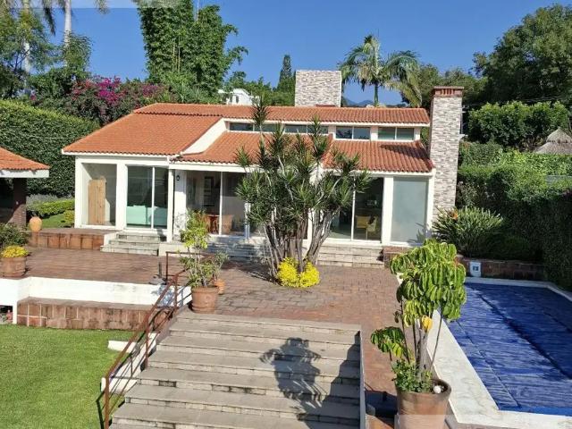 CASA en VENTA Disfrute de un clima templado a fresco en un entorno arbolado