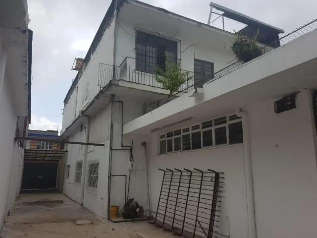 Casa en venta, dos niveles y local comercial en Centro de Córdoba