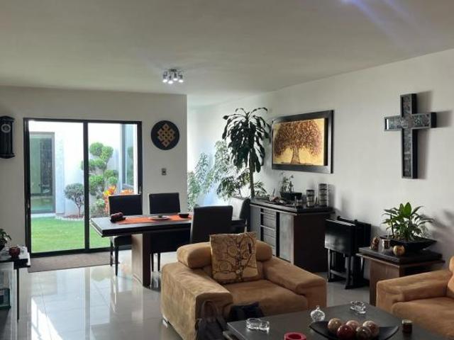 Casa en venta excelente ubicación y diseño arquitectónico en col. noche buena
