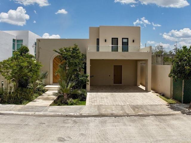 CASA EN VENTA EN M?RIDA EN PRIVADA NORTEMERIDA CON ACABADOS DE LUJO CON ALBERCA