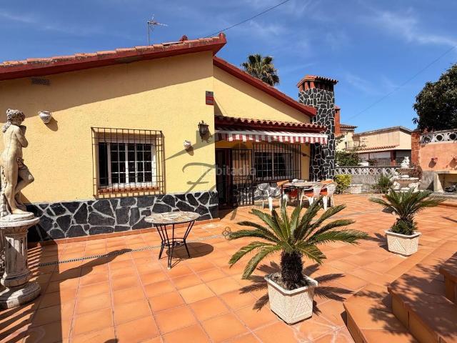 Casa en venta en Maçanet de la Selva, Residencial Park. Casa de dues plantes amb piscina, garatge i vistes. Casas Maçanet de la.